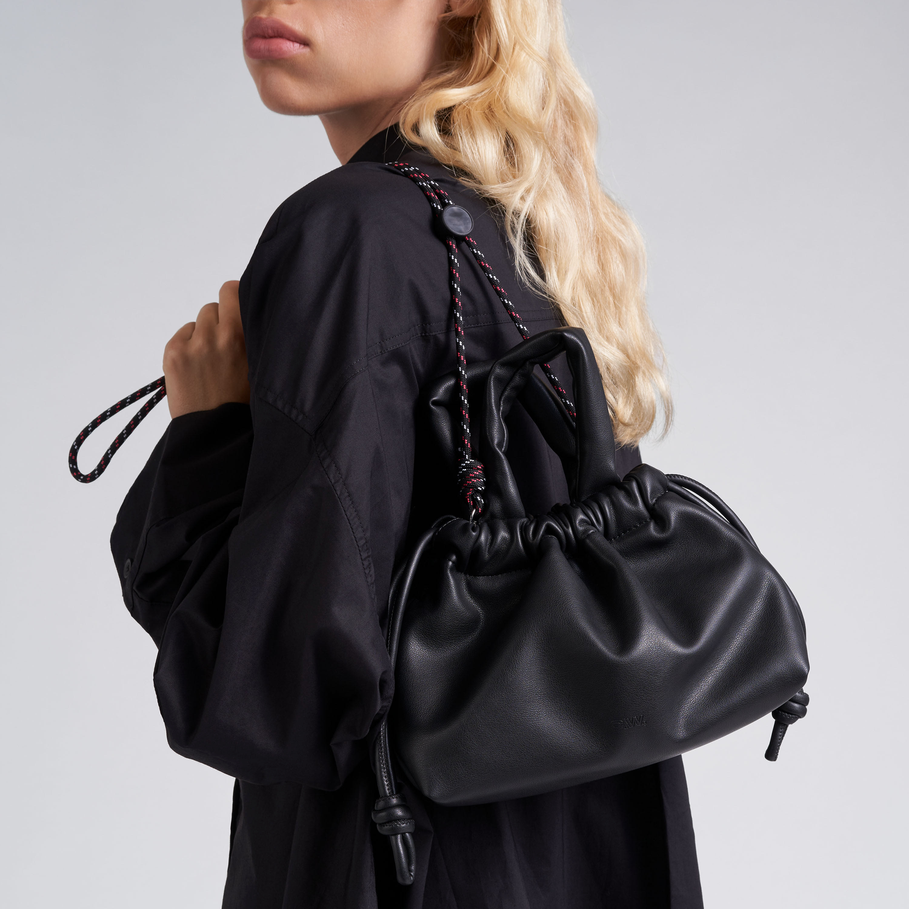Handväska med axelrem ELISA, Black