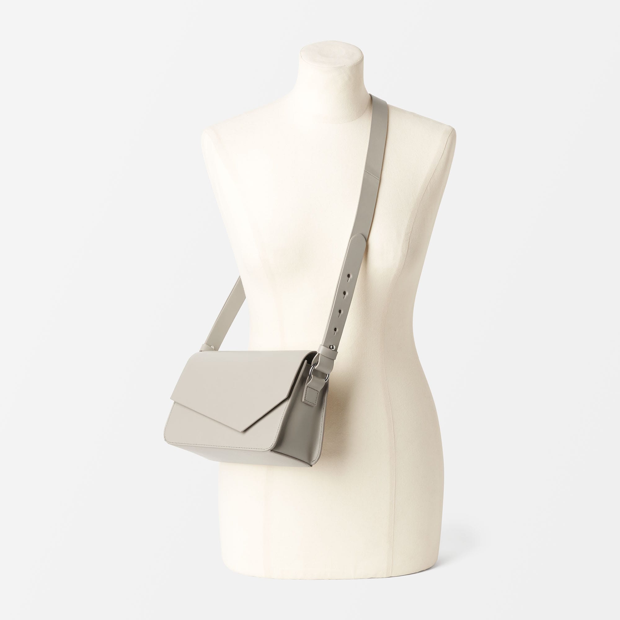 Crossbodyväska i läder CARLA