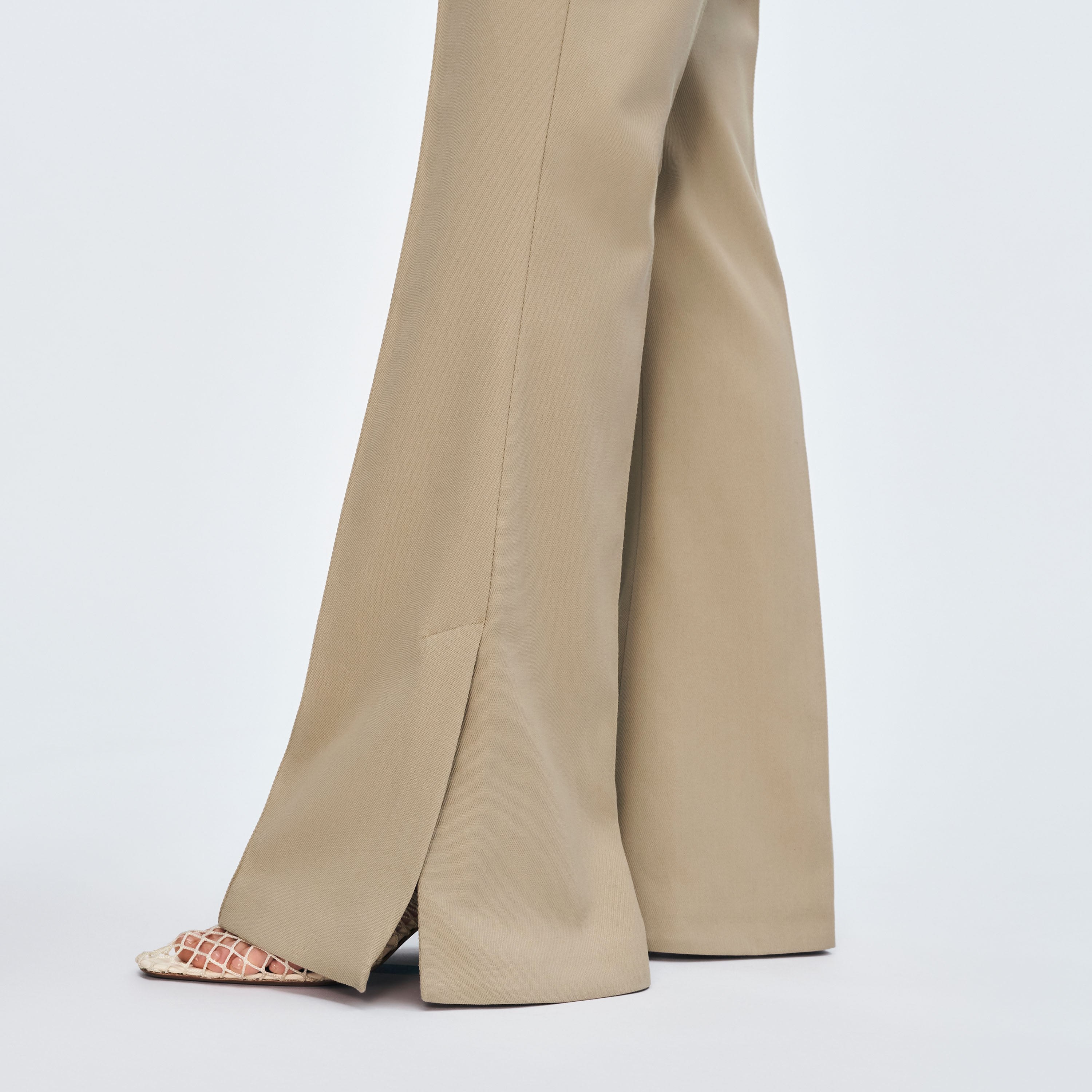 Utsvängd byxa med slits FLARE Wool twill
