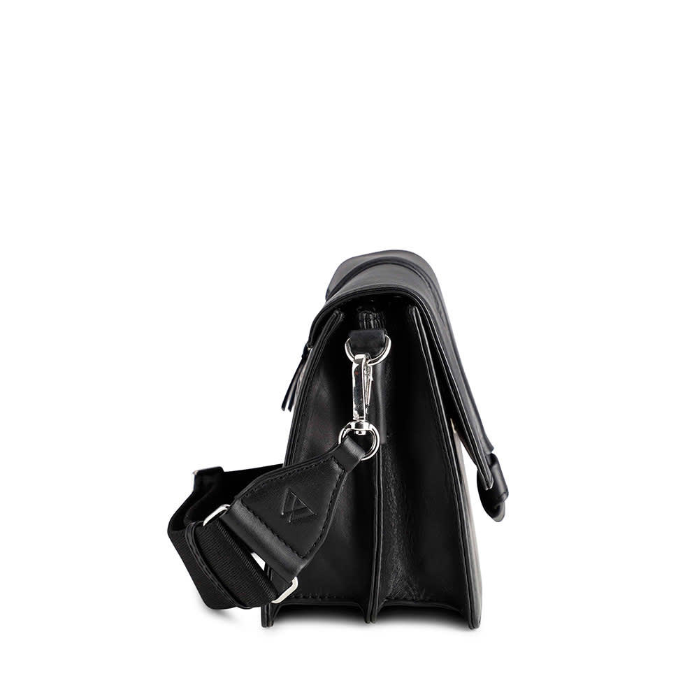 Luella Crossbody Bag, Antiq i Black W/Black från Markberg Åhlens