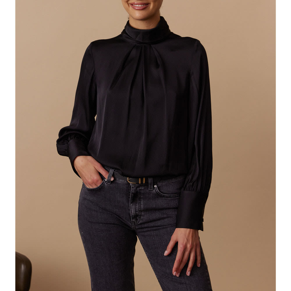 Natalia Silk Blouse i Black från Marville Road Åhlens