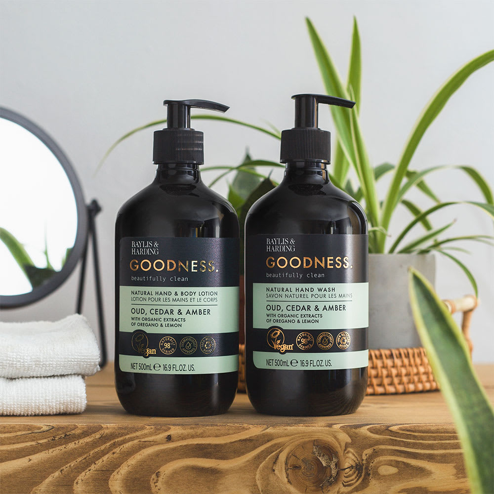 Goodness Oud, Cedar & Amber Hand & Body Cream i Oud, Cedar & Amber från Baylis & Harding Åhlens