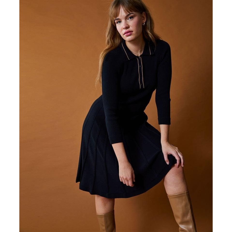 Stickad Klänning Med Pikékrage - Disa Black i black från Jumperfabriken ...