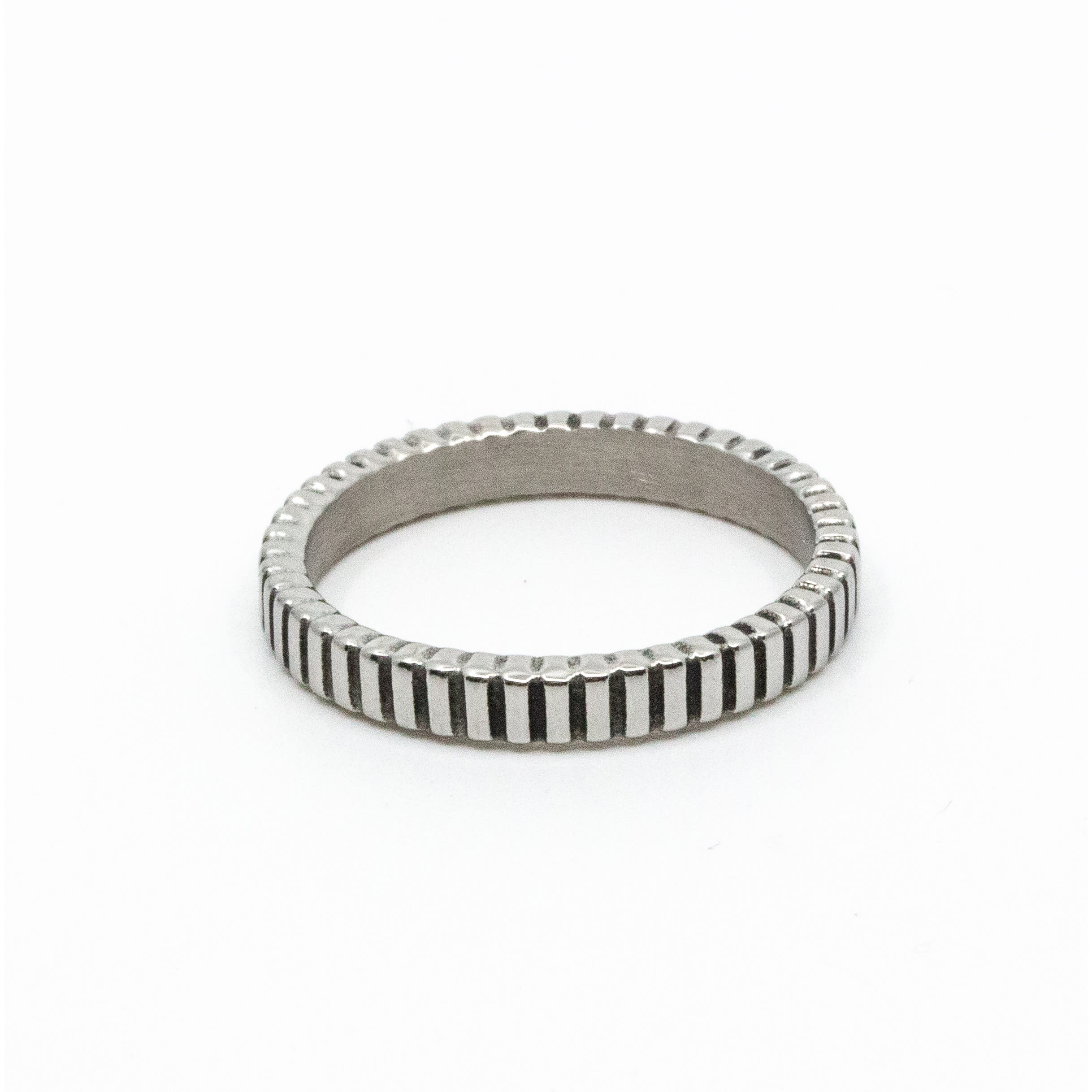 Thin Striped Ring från 7East