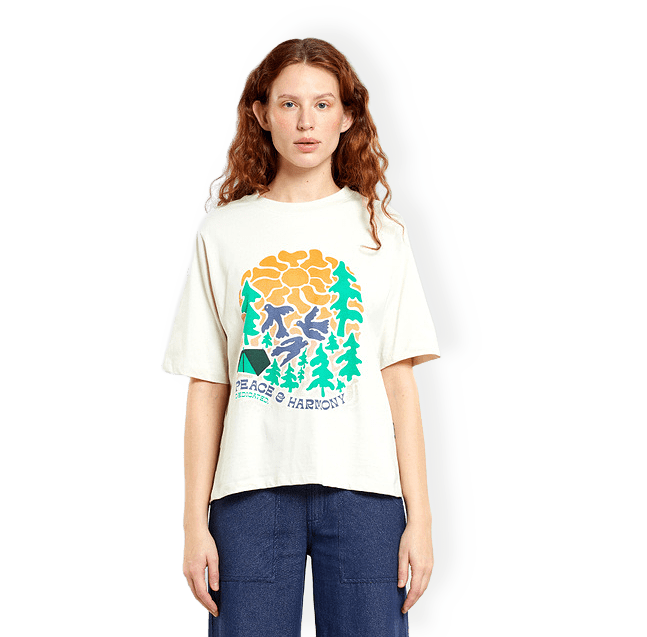 T-shirt Vadstena Peace And Harmony Oat White från Dedicated