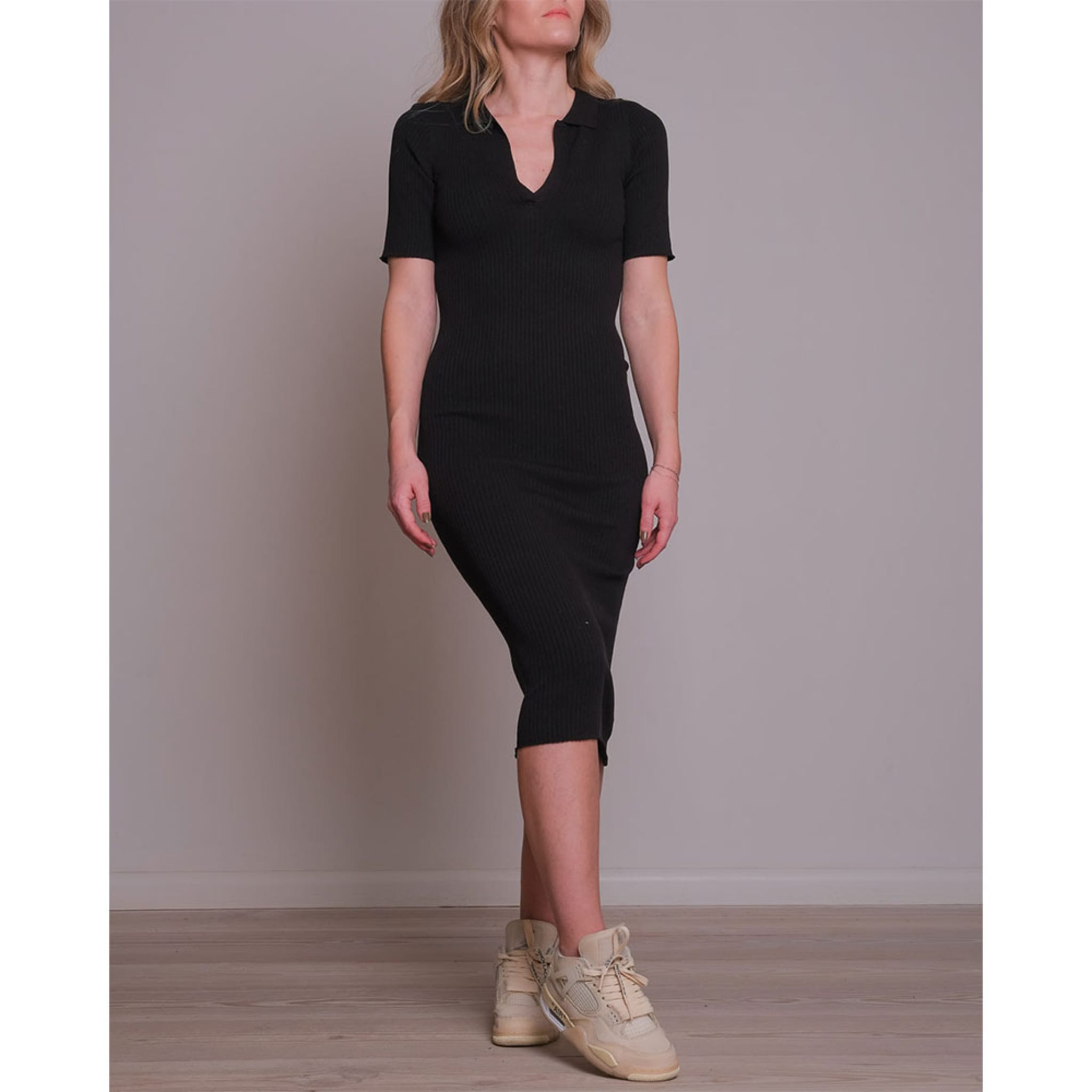 TINE KNIT DRESS i Black från Neo Noir 