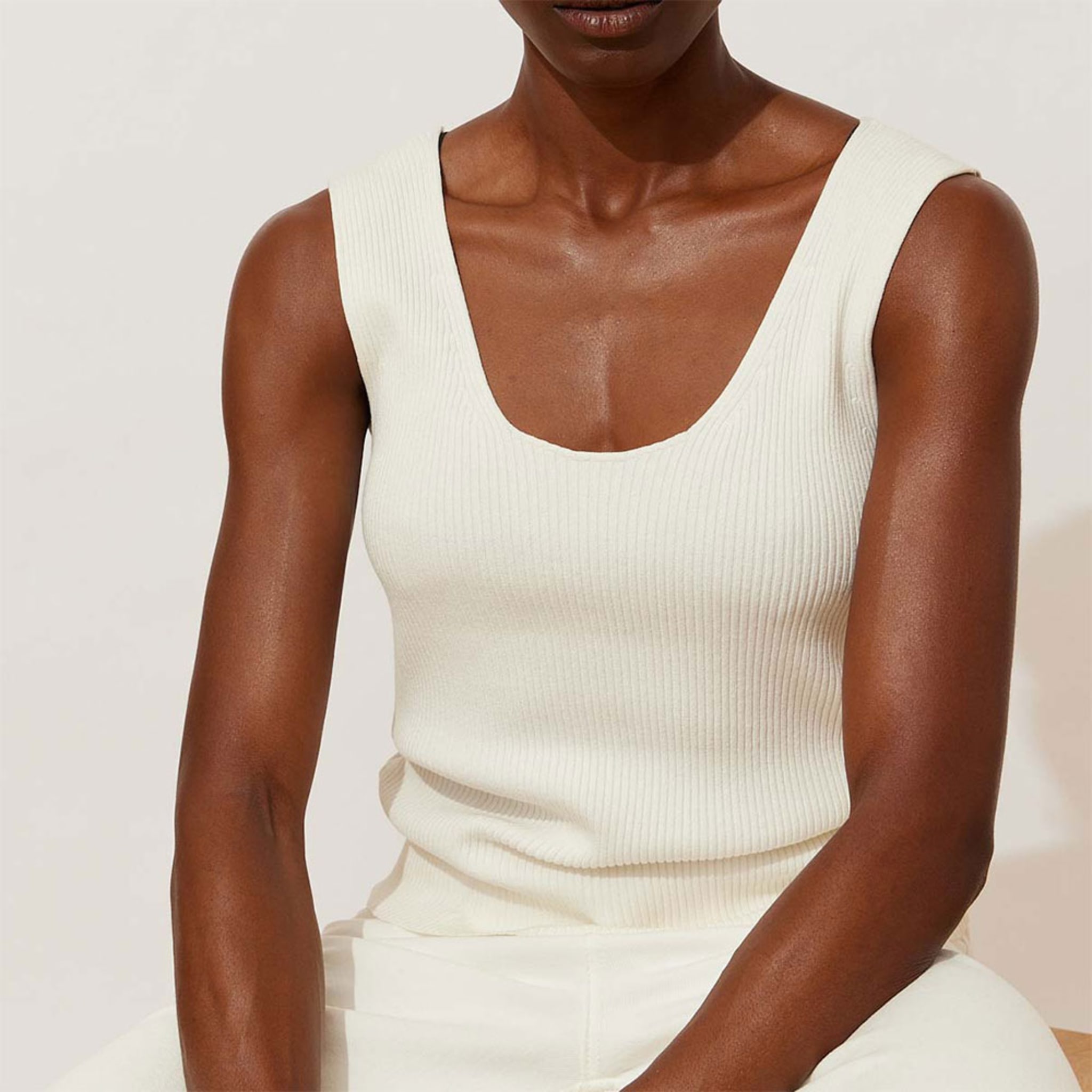 Bea Knitted Viscose Singlet i Offwhite från Marville Road Åhlens