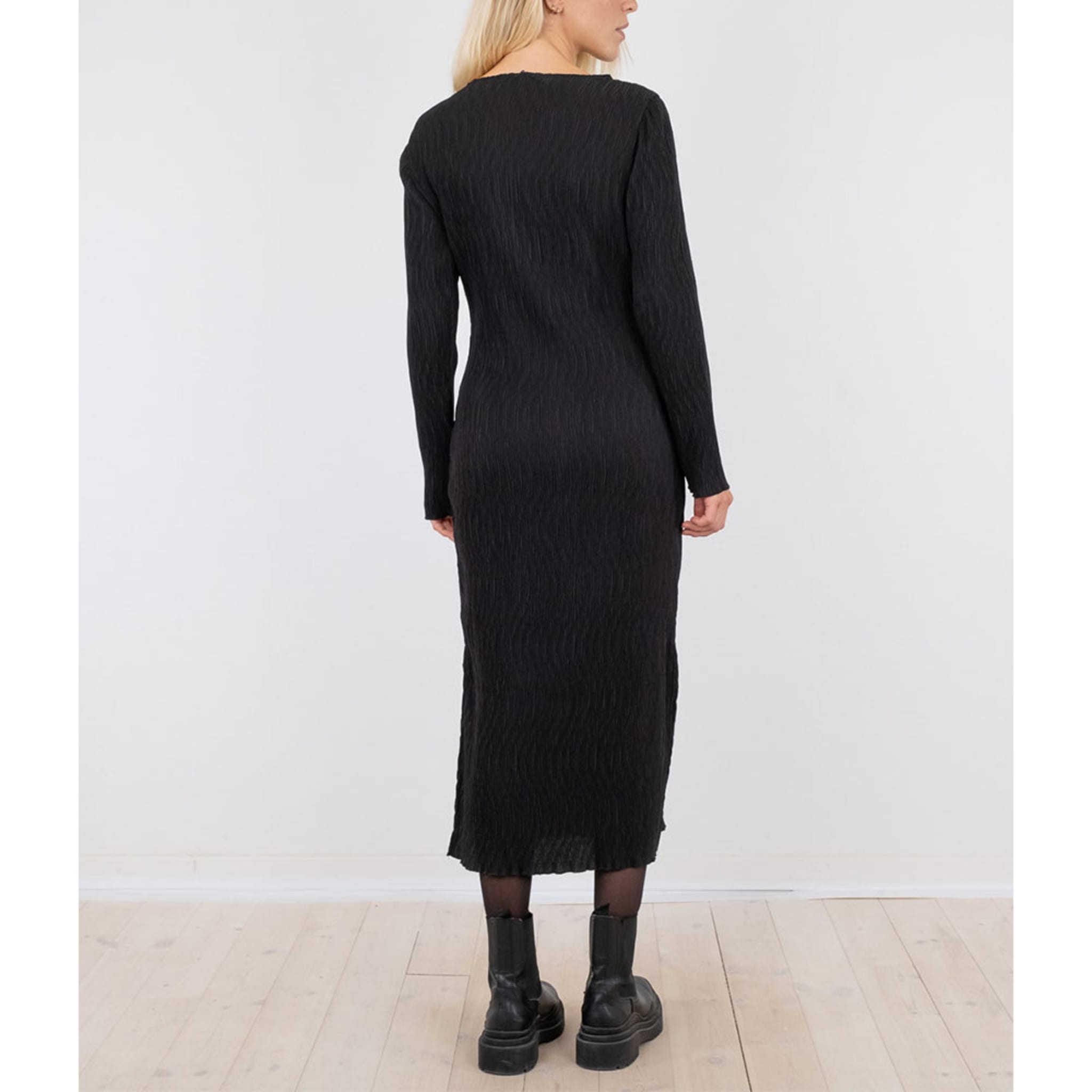 Dykker Levere Forfatter Janine Solid Plisse Dress i Black från Neo Noir | Åhlens